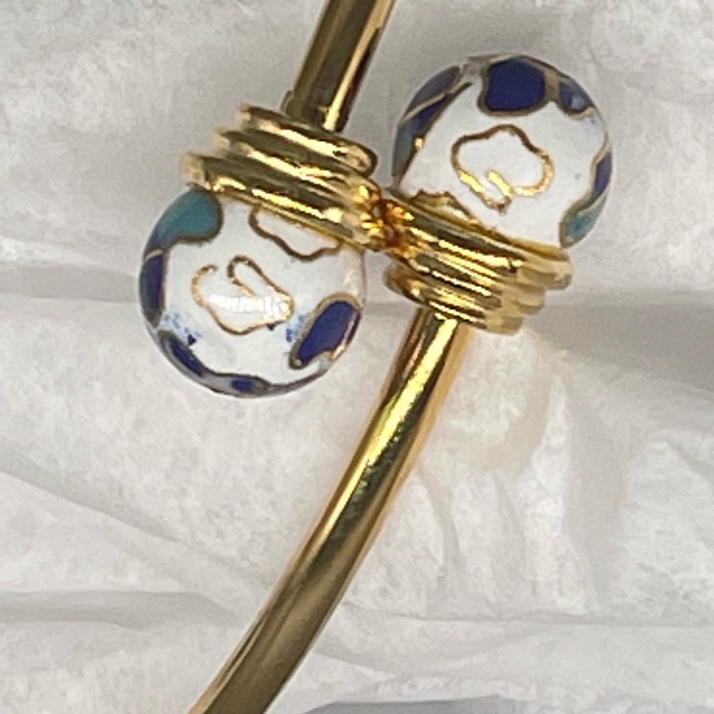 !!SOLD!! Vintage Avon White Blue Cloisonné Easter Egg Clip Earrings Bracelet - Picture 10 of 10